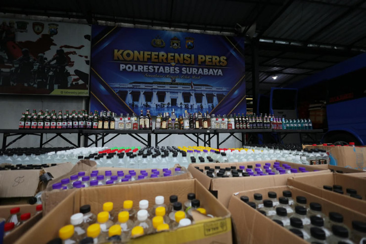Gelar Operasi KRYD, Polrestabes Surabaya Sita 5.385 Botol Miras Ilegal