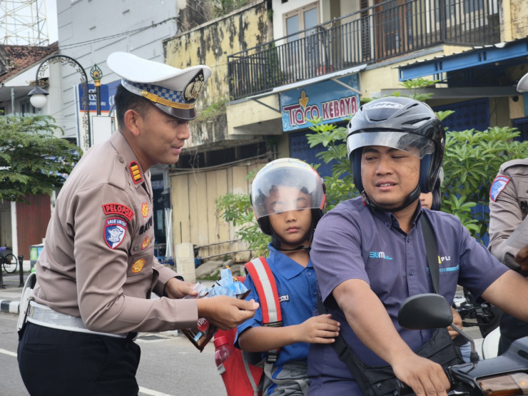 Polres Ponorogo Sampaikan Pesan dan Cinderamata kepada Pengendara di Penghujung Operasi Patuh Semeru 2025