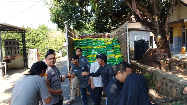 Polres Pasuruan Bersama BEM Gelar Gerakan Pangan Murah Salurkan 5 Ton Beras di Lereng Bromo