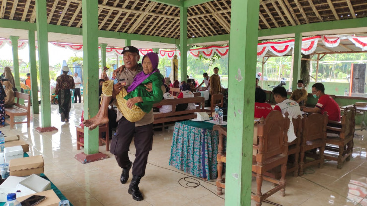 Untuk Herd Immunity, Bhabinkamtibmas di Bojonegoro Gendong Lansia Menuju Gerai Vaksin Presisi 6000 Dosis