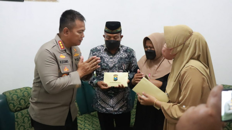 Kapolresta Sidoarjo Peduli Keluarga Polisi Korban Tragedi Kanjuruhan