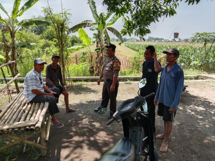Polisi Cinta Petani, Bhabinkamtibmas Kedungsukodani Polsek Balongbendo Ngobrol Gayeng Ketahanan Pangan