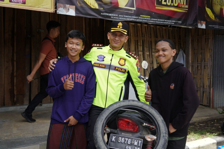 Polres Ponorogo Respon Cepat Bantu Pemudik yang Mengalami Kendala di Jalan