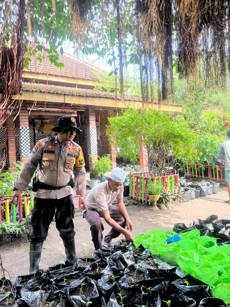 Kolaborasi Kanit Binmas Polsek Krembung dan Ketua RT Gerakkan Program Ketahanan Pangan di Lahan P2B Desa Ploso