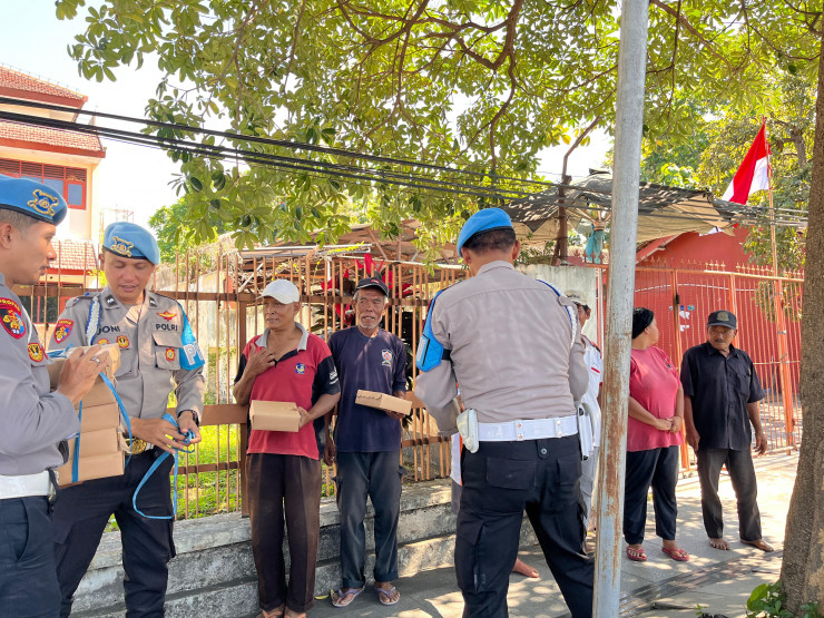 Polisi Peduli : Patroli Dialogis Polresta Banyuwangi Sambil Berbagi Nasi Untuk Abang Becak