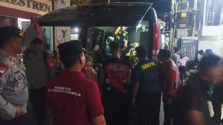 Polisi Sidoarjo Bantu Evakuasi dan Dampingi Santri Korban Keracunan