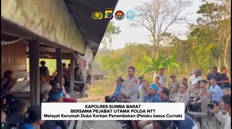 Sampaikan Duka Cita yang Mendalam, PJU Polda NTT Bersama Kapolres Sumba Barat Melayat ke Rumah Duka Korban Penembakan (Pelaku Curnak)