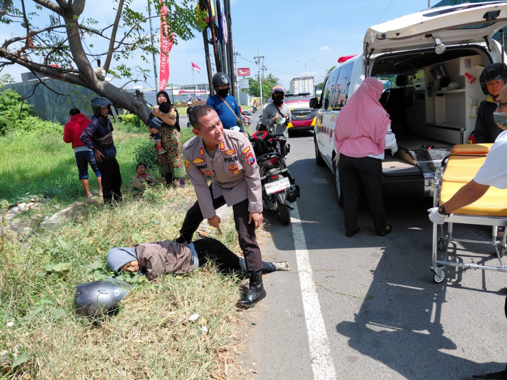 Kapolsek Taman Sigap Tangani Korban Laka Lantas Jalan Raya Trosobo