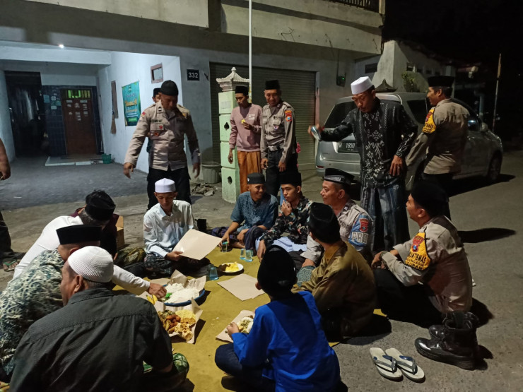 Polisi Takziyah ke Rumah Duka Santri di Desa Wadungasih Buduran
