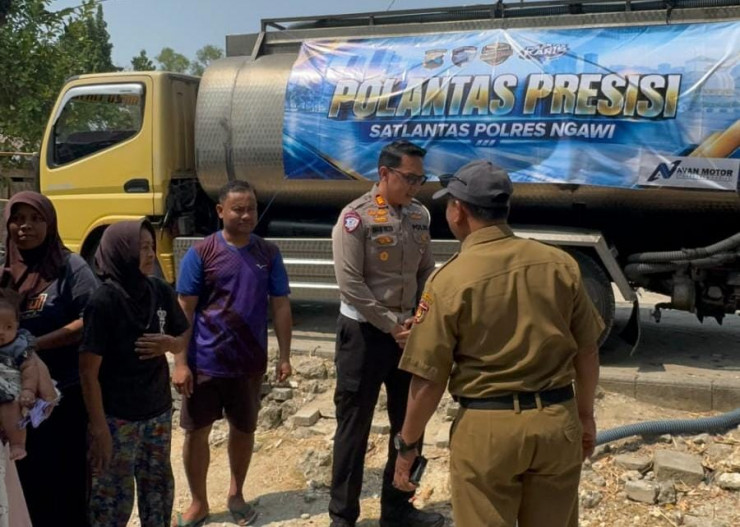 SABER Satlantas Polres Ngawi: Salurkan Bantuan Air Bersih untuk Warga Terdampak Kekeringan