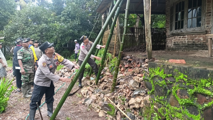 Tanggap Bencana, Polisi Bawean Bersama Forkopimcam Bantu Korban Tanah Longsor