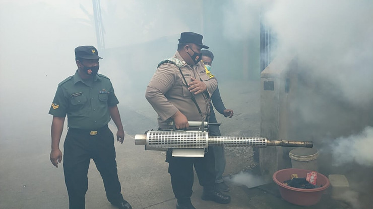Kolaborasi, Polisi Bersama TNI dan Dinkes Mojokerto Laksanakan Fogging Cegah DBD