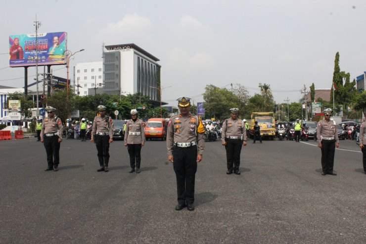 Anggota Satlantas Polresta Sidoarjo, Heningkan Cipta dalam Rangka Hari Pahlawan Nasional 2023