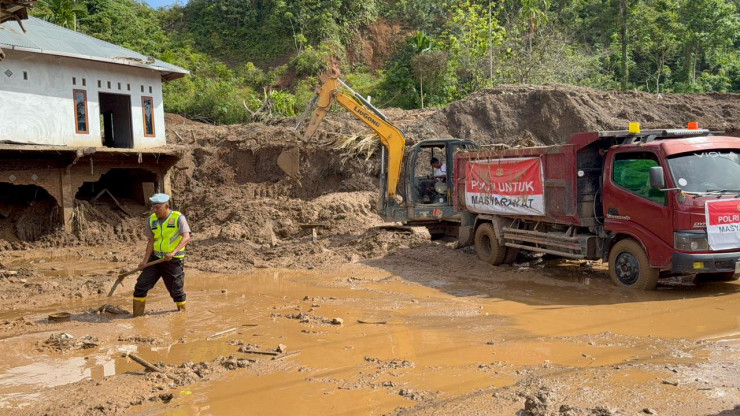 Polri Maksimalkan Bantuan dengan Kerahkan Alat Berat Percepat Pemulihan Bencana di Sumatra