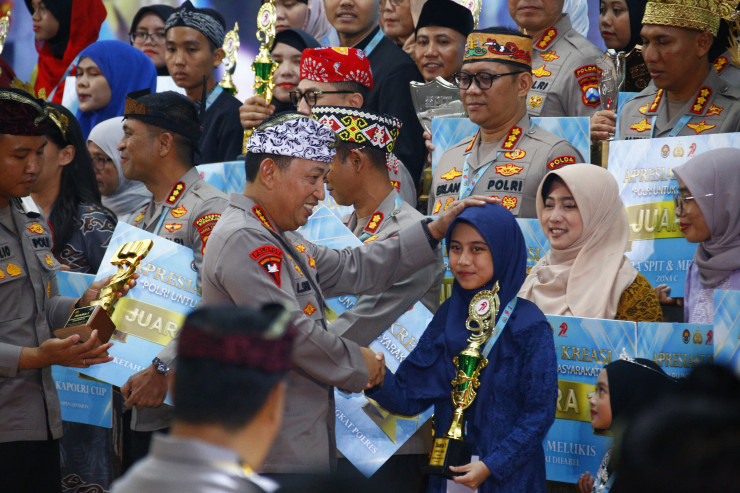 Kapolri Berikan Apresiasi Kepada Adhisty Atas Juara Lomba Melukis Difabel
