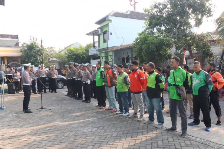 Sambut Hari Lalu Lintas Bhayangkara ke-71,Polres Mojokerto Berbagi Sembako Hingga SIM Gratis untuk Driver Ojol