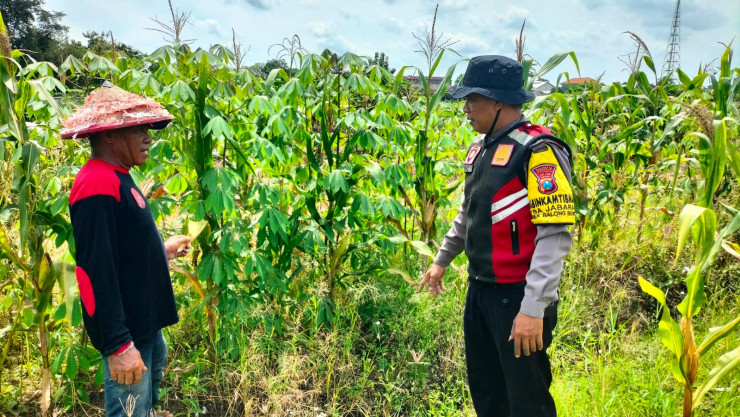 Anggota Polsek Balongbendo Tinjau Lahan P2B Warga Desa Jabaran