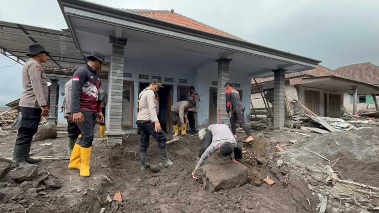 Polisi Bersihkan Rumah Warga Terdampak Erupsi Gunung Semeru di Lumajang