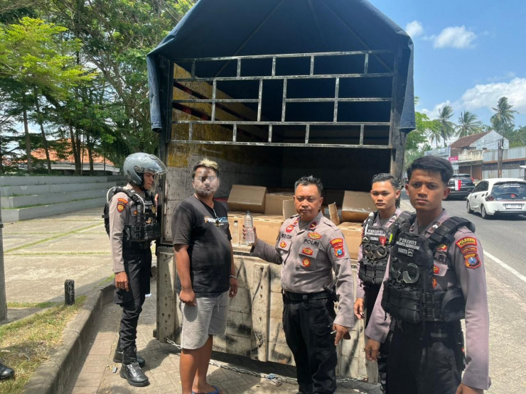 Patroli Polresta Banyuwangi Berhasil Gagalkan Penyelundupan Ribuan Botol Arak dari Bali