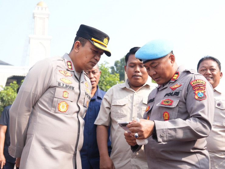 Cegah Pelanggaran Anggota, Wakapolresta Sidoarjo Periksa Handphone Anggota
