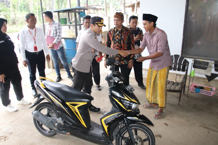 Dari Pintu ke Pintu Kapolres Sumenep Antarkan Motor Warga yang Pernah Hilang