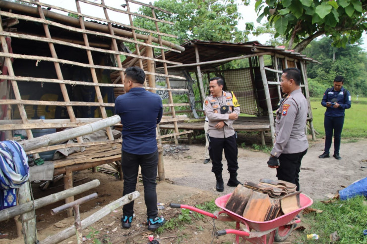 Kapolres Bangkalan Bantu Bedah Rumah Warga Tanah Merah yang Hidup Sebatang Kara