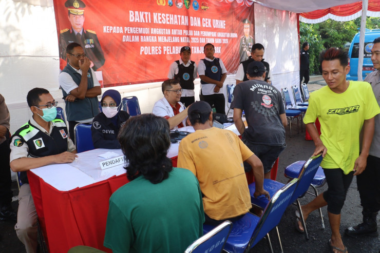 Polres Pelabuhan Tanjungperak Cek Kesehatan Gratis Pengemudi Angkutan Umum dan Ojol