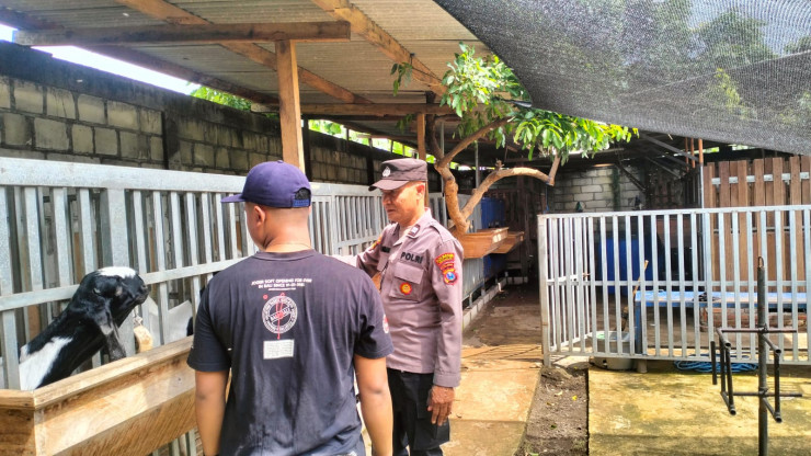 Bhabinkamtibmas Tinjau Lahan Ternak Kambing di Pertapanmaduretno, Dukung Program Ketahanan Pangan Nasional