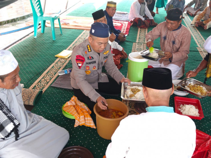 Usai Salat Jumat, Dansatgas SAR Brimob Makan Bersama Warga Terdampak Gempa di Reo