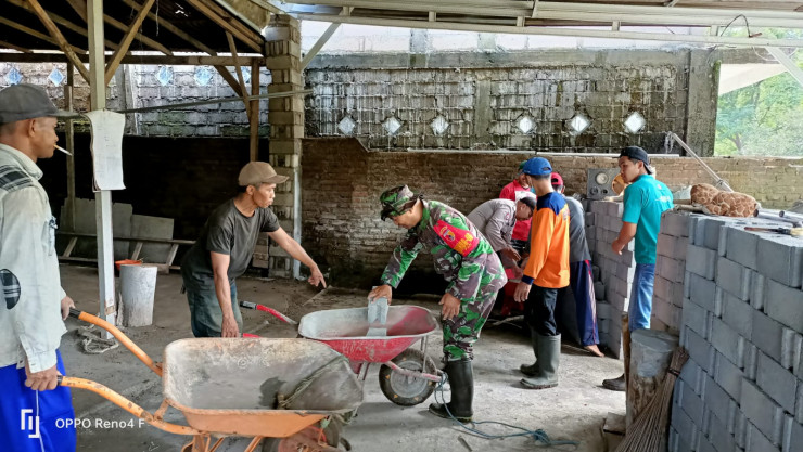 Sinergitas TNI - Polri dan Masyarakat, Polres Batu Bedah Rumah Warga yang Tak Layak Huni