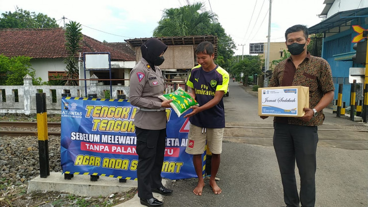 Polres Kediri Kota Berbagi Untuk Relawan Penjaga Perlintasan Kereta Api