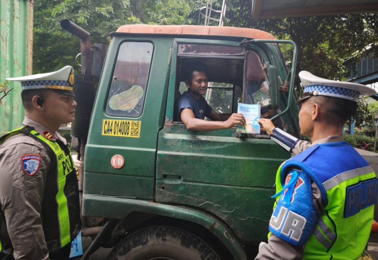 Polda Jatim Tertibkan Truk dan Bus yang Nekat Pakai Lajur Kanan