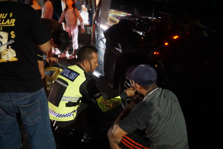 Sigap Polantas Polres Tuban Bantu Pemudik yang Alami Pecah Ban Tuai Pujian