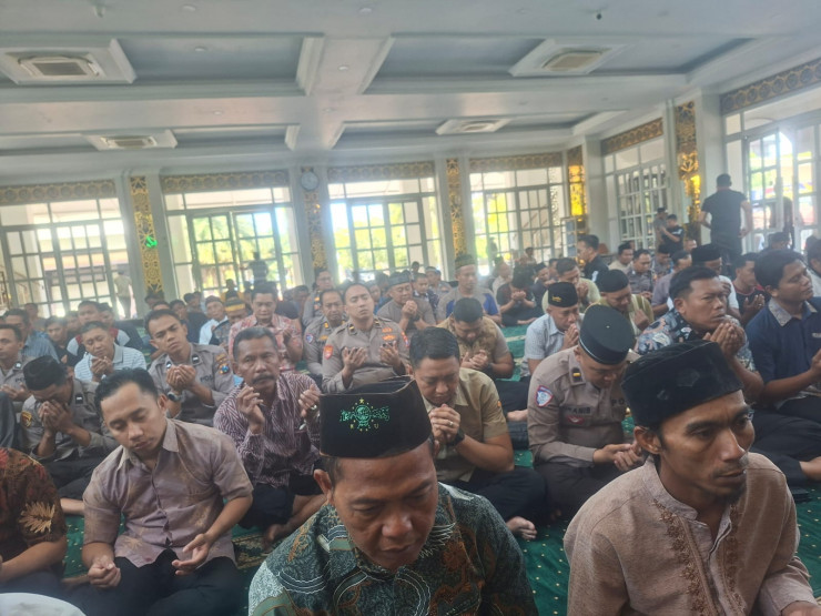 Polisi dan Masyarakat Doakan Kesembuhan Santri Ponpes Manbaul Hikam