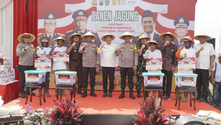 Kapolda Jawa Timur Panen Raya Jagung di Prambon Sidoarjo