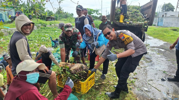 Peduli Kebersihan Lingkungan, Polsek Porong Kerja Bakti Bersih Sungai Bersama Warga