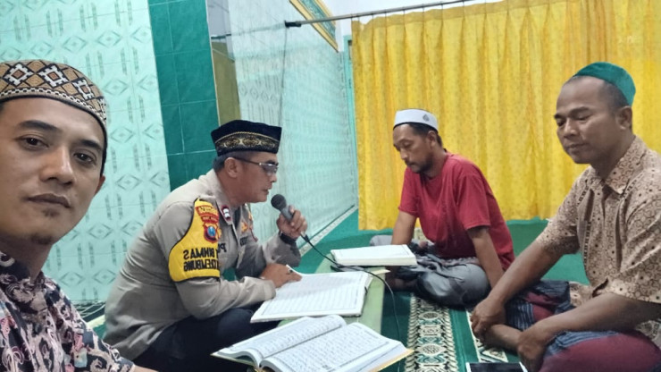 Kanit Binmas Polsek Krembung Semangat Tadarus Al Qur'an bersama Warga