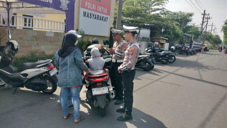 Sosialisasikan Operasi Zebra Semeru, Polsek Waru Ajak Pengendara Tertib Berlalu Lintas