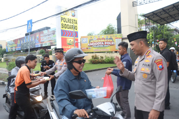 Lebih Dekat Masyarakat, Polresta Sidoarjo Bagikan Takjil Depan Mako