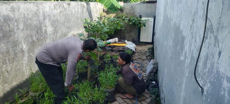 Bhabinkamtibmas Desa Segoro Tambak Polsek Sedati Bahas Pengembangan Program Ketahanan Pangan