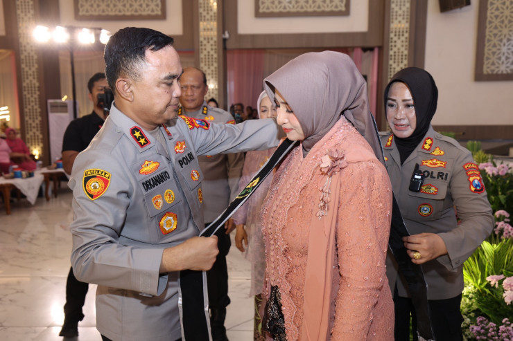 Jadi Ibu Asuh Polwan Polda Jatim, Ny. Lenia Dekananto Dorong Kesejahteraan dan Keharmonisan Keluarga Polri