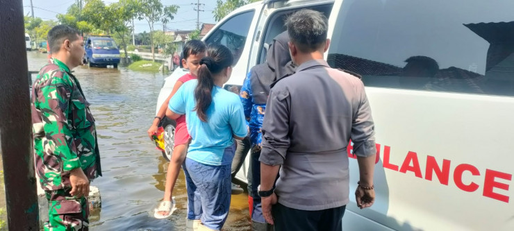 Petugas Gabungan Siaga Luapan Air di Wilayah Tanggulangin