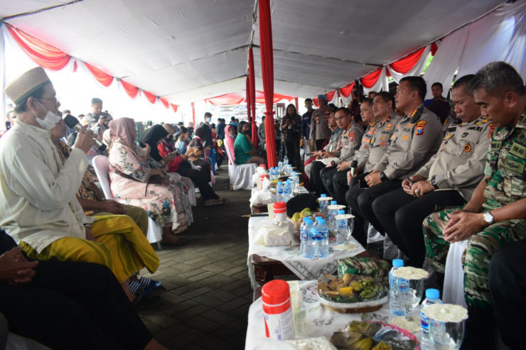 Jumat Curhat di Pasar Sepanjang, Beragam Layanan Polri