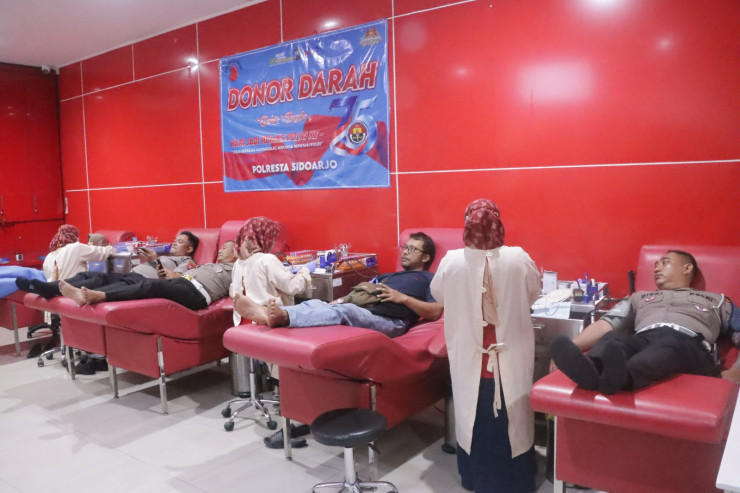 Polresta Sidoarjo Bersama Wartawan dan Netizen Donorkan Darah Peringati 75 Tahun Humas Polri