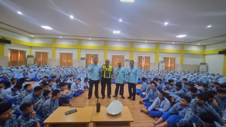 Kanit Lantas Polsek Taman Edukasi Tertib Lalu Lintas dan Anti-Bullying ke Siswa Baru SMP Muhammadiyah 2