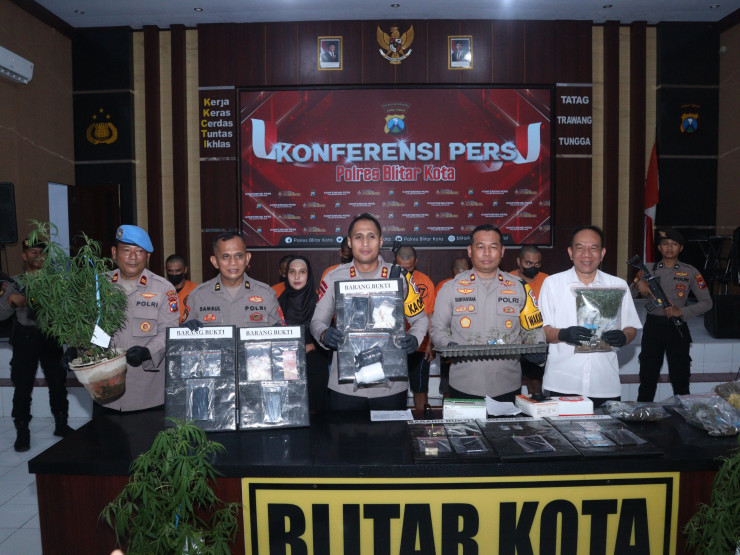 Operasi Tumpas Narkoba Polres Blitar Kota Amankan 9 Tersangka 1 Diantaranya Pemilik Lahan Ganja