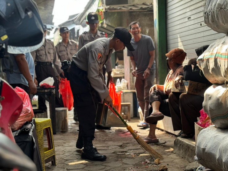 Siswa Diktukba Polri SPN Polda Jatim Punguti Sampah di Pasar Mojokerto, Pedagang: "Bikin Hati Adem