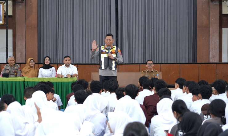 Polisi Jogo Sekolah : Polresta Malang Kota Edukasi Pelajar Bentengi Generasi Muda dari Narkoba dan Bullying