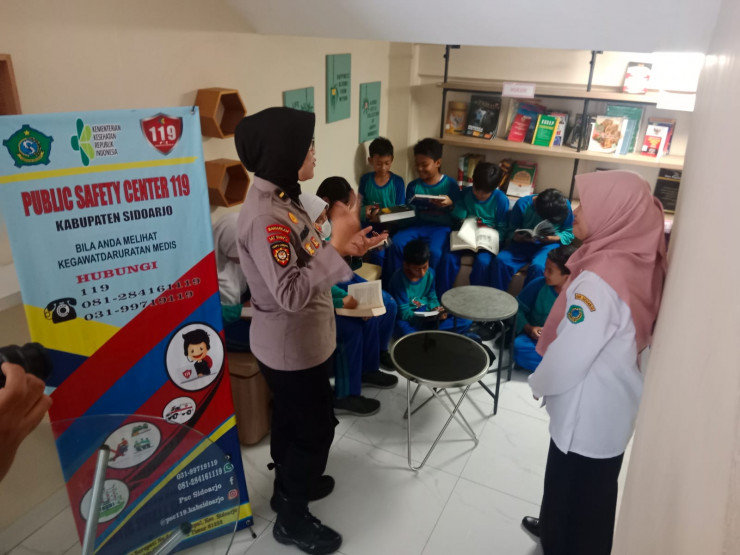 Polisi Sidoarjo Ajak Pelajar Gemar Baca