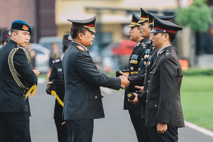 Kapolda Jatim Anugerahkan Tanda Kehormatan kepada Ribuan Personel
